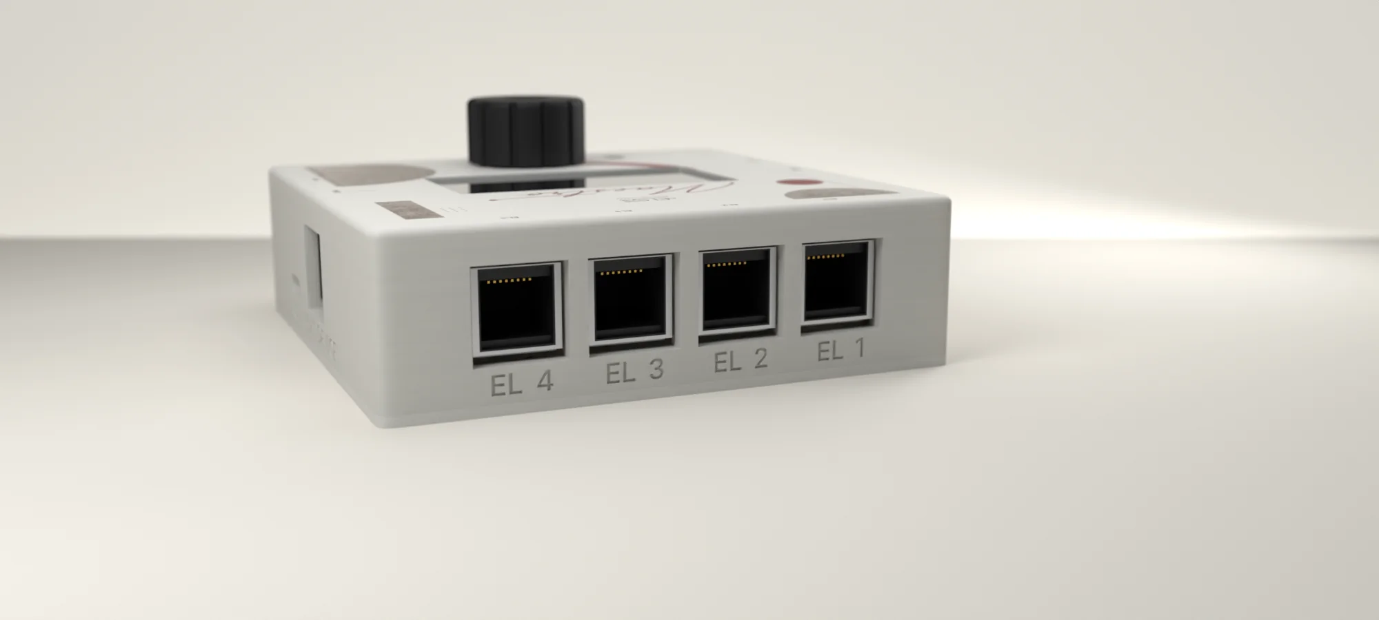 Maestro の背面。RJ45 の端子が4つ並び、下に EL 1〜EL 4 の刻印がある